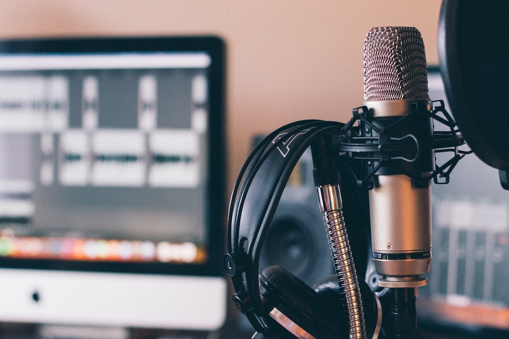 ¿Qué es un voiceover? La guía definitiva para profesionales de los medios