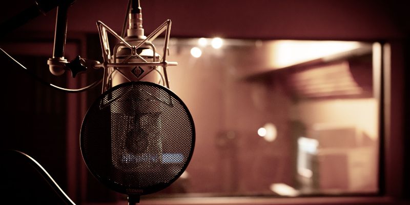 Pistas de audio para vídeos corporativos con redacción de textos, grabación de voz y mezcla con música