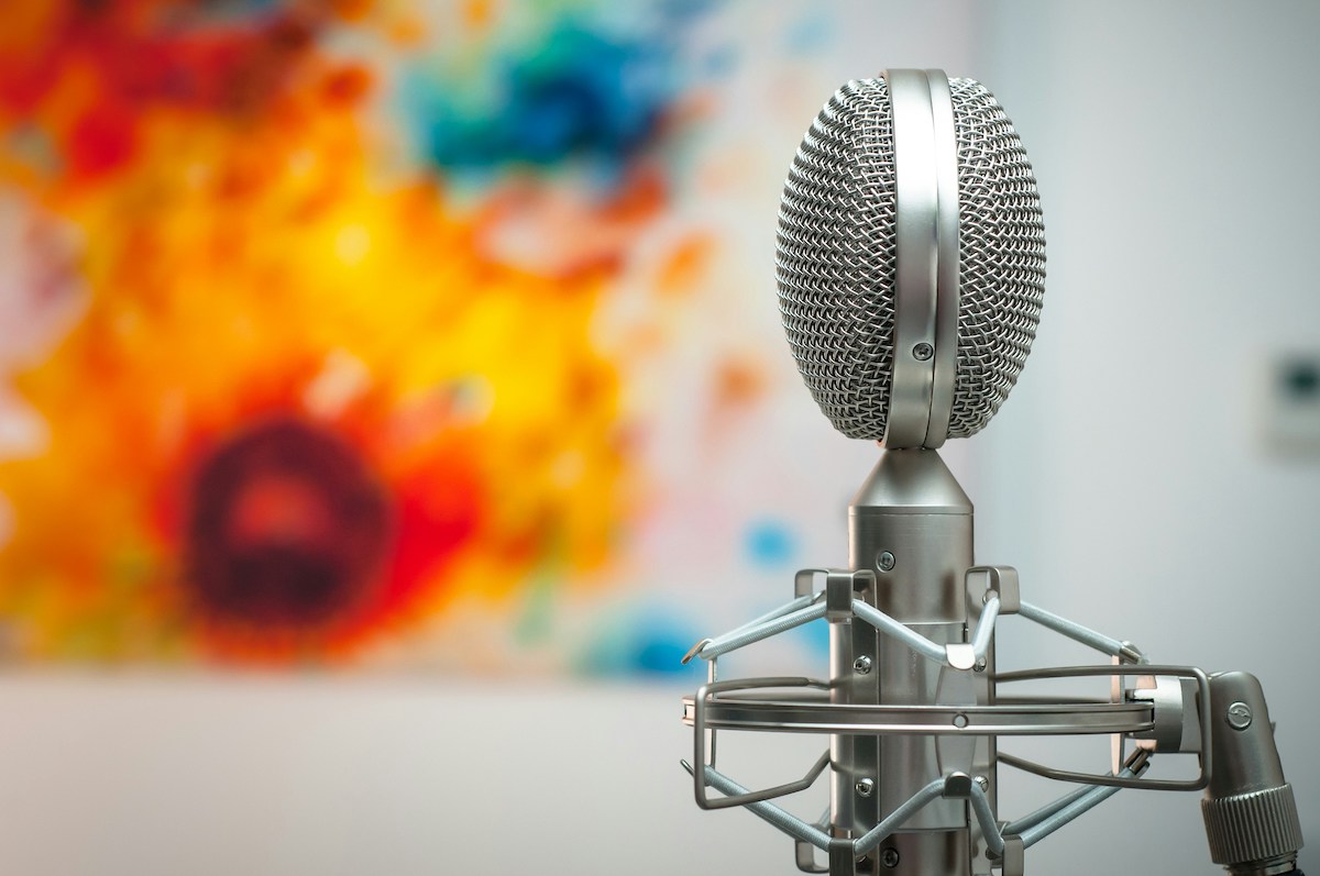 Locutor profesional para anuncios de televisión y online