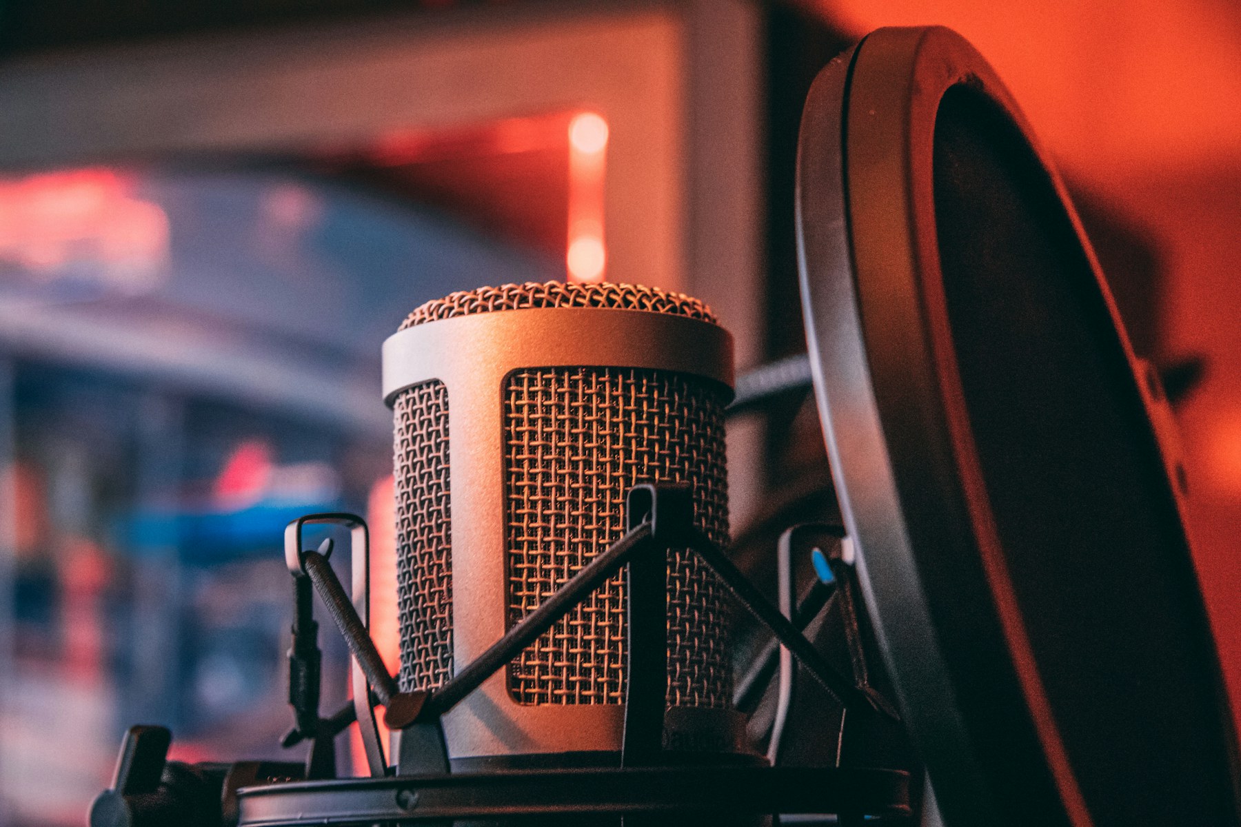 Mikrofon im Tonstudio in warmem Licht